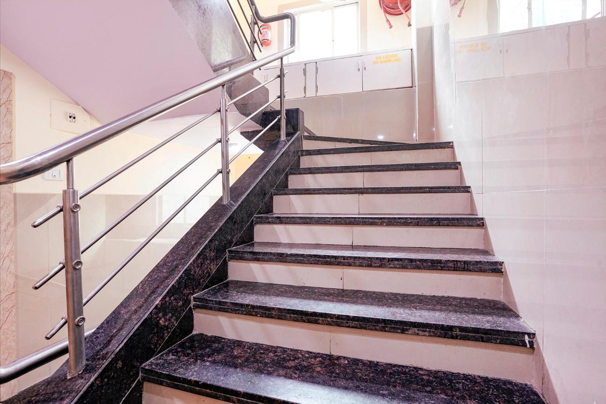 Fabhotel Everest Vashi Экстерьер фото